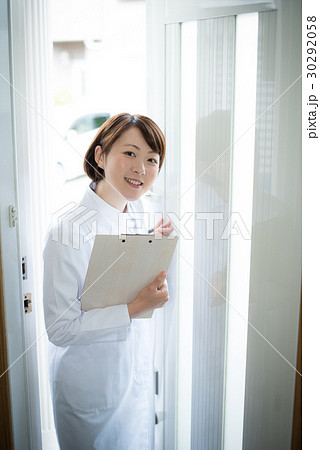 在宅医療　女性　医師 30292058