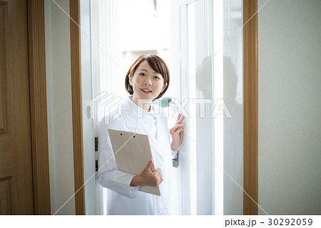 在宅医療　女性　医師 30292059