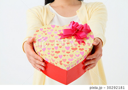 プレゼント・ギフトボックスを持っている プレゼント・ギフトボックスを持っている 30292181