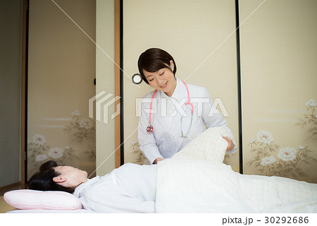 在宅医療　女性　医師 30292686