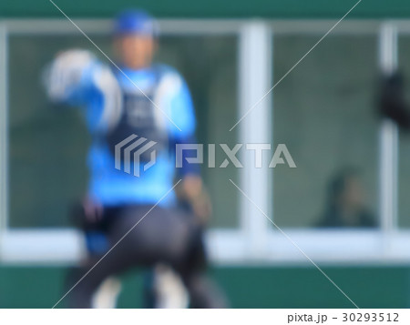 野球大会 キャッチャーと審判 イメージ　ボカシ 30293512