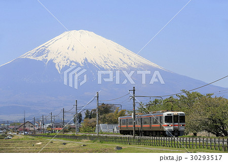 新緑の御殿場線と残雪の富士山 30293517
