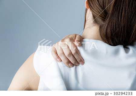肩こりの女性 30294233