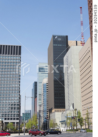 和田倉門交差点と丸の内のビル群（東京都千代田区） 30294539