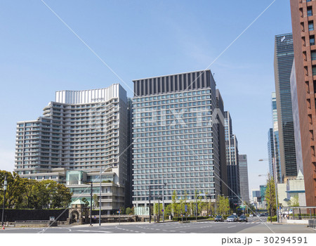 和田倉門交差点と丸の内のビル群（東京都千代田区） 30294591