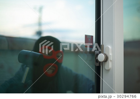 泥棒 (犯罪 違法 犯人 悪人 目出し帽 変装 容疑者 事件 犯罪者 ハンマー 金槌 不審者) 30294766