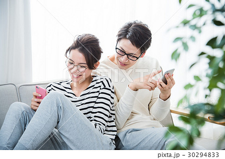 自宅でくつろぐカップル 30294833