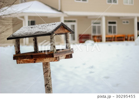 Wooden birdhouse in winter day Wooden birdhouse in winter day 30295455
