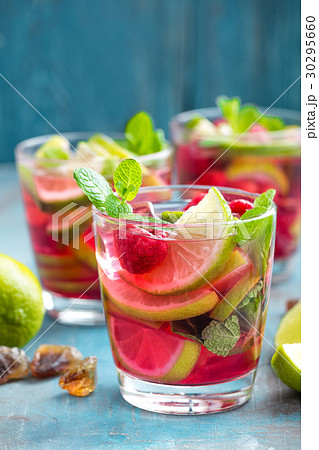 Mint cocktail mojito with rum, lime and raspberry Mint cocktail mojito with rum, lime and raspberry 30295660