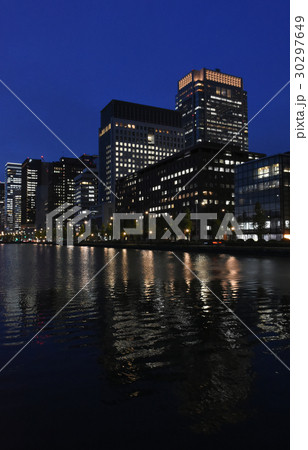 東京都市景観・夜景「丸の内や大手町のビジネス街を望む」働き方改革イメージカット 東京都市景観・夜景「丸の内や大手町のビジネス街を望む」働き方改革イメージカット 30297649