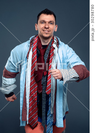 Smiling man runs on clothing sale 30298780