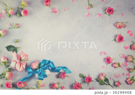 Gift box with satin bow and flowers Gift box with satin bow and flowers 30299408