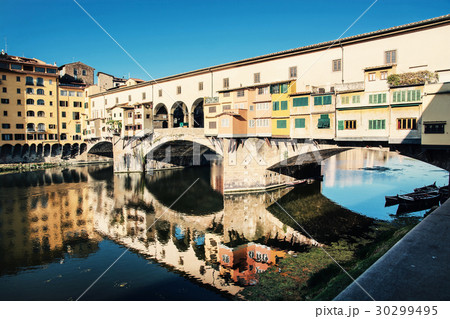 Ponte Vecchio is mirroring in river Arno, Florence 30299495