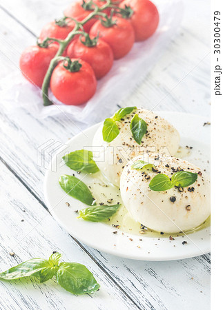 Mozzarella with cherry tomatoes and basil leaves Mozzarella with cherry tomatoes and basil leaves 30300479