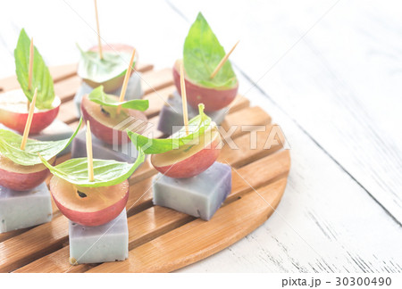 Canape with lavender cheese, grapes and basil 30300490