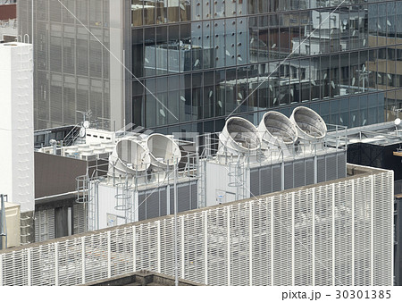 ビルの屋上に設置された空調施設（室外機） 30301385