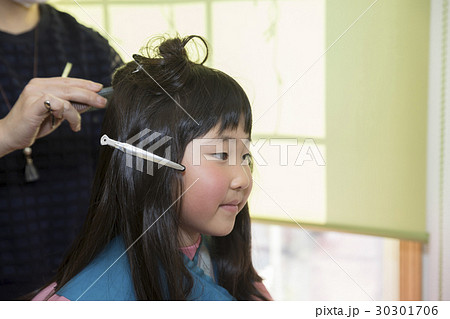 美容院で髪の毛を切る小学生の写真素材
