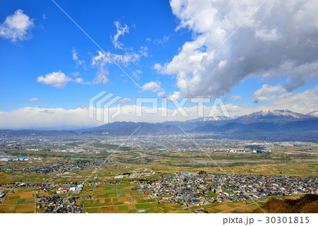 春の飯綱山と長野市 30301815