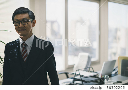 企業のシニア社員 企業のシニア社員 30302206