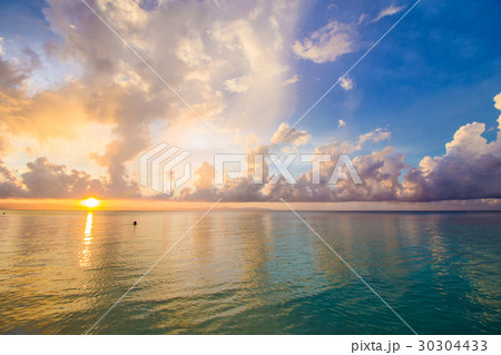 [南の楽園]無人島・カランガマン島の朝焼け 30304433