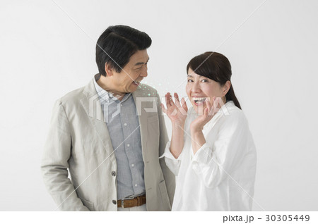 息爽やかなミドル夫と喜ぶ妻 30305449
