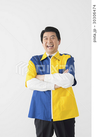 高笑いをするコンビニ店長 30306474
