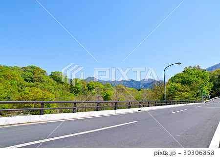 春から初夏のドライブ　萌え出る山と青空の下　 30306858
