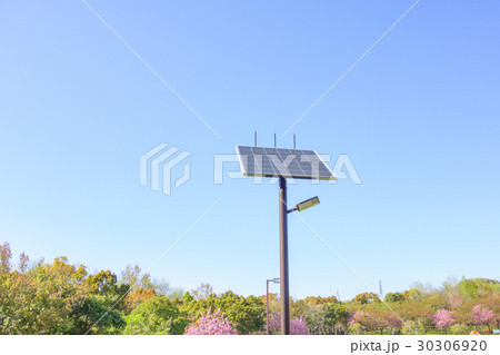 ソーラーパネルと青空 30306920