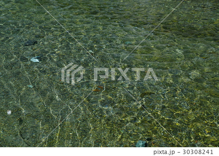 清流の煌めきに透ける小砂利の川底 b 暗い寒色 清流の煌めきに透ける小砂利の川底 b 暗い寒色 30308241