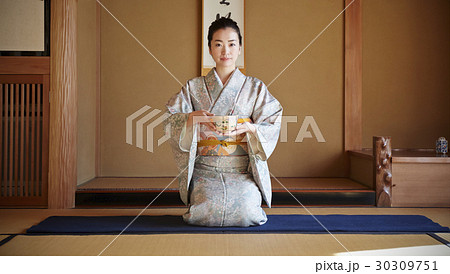 茶道を愉しむ女性 30309751