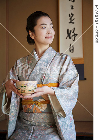 茶道を愉しむ女性 30309764