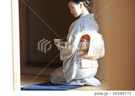 茶道を愉しむ女性 30309772