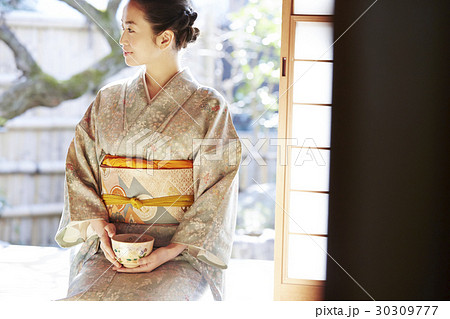 茶道を愉しむ女性 茶道を愉しむ女性 30309777