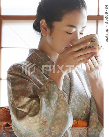 茶道を愉しむ女性 30309784
