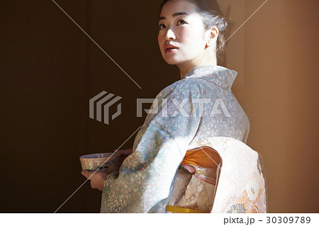 茶道を愉しむ女性 30309789