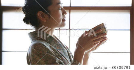 茶道を愉しむ女性 茶道を愉しむ女性 30309791