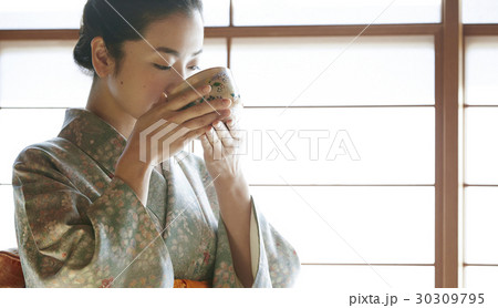 茶道を愉しむ女性 30309795