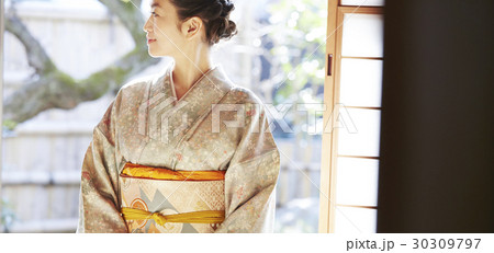 茶道を愉しむ女性 茶道を愉しむ女性 30309797