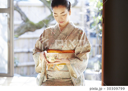 茶道を愉しむ女性 30309799