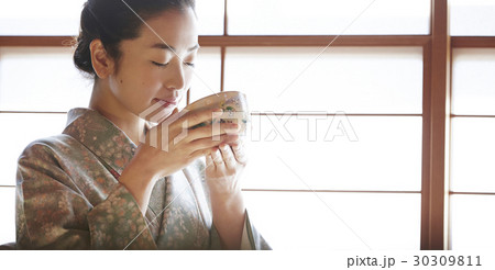 茶道を愉しむ女性 30309811