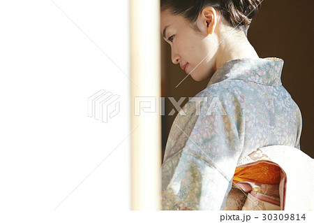 茶道を愉しむ女性 茶道を愉しむ女性 30309814