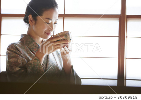 茶道を愉しむ女性 30309818