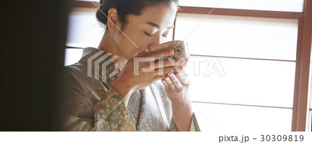 茶道を愉しむ女性 30309819
