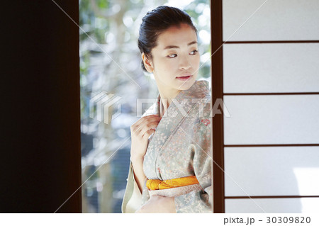 茶道を愉しむ女性 30309820