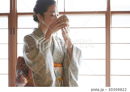 茶道を愉しむ女性 30309822