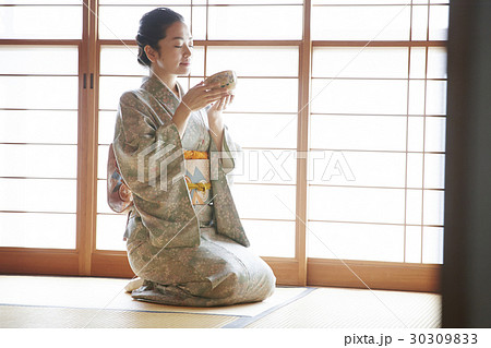 茶道を愉しむ女性 茶道を愉しむ女性 30309833