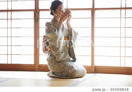 茶道を愉しむ女性 30309838