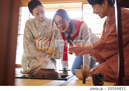 茶の湯を見学する外国人観光客 30309852