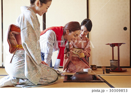 茶の湯を見学する外国人観光客 30309853