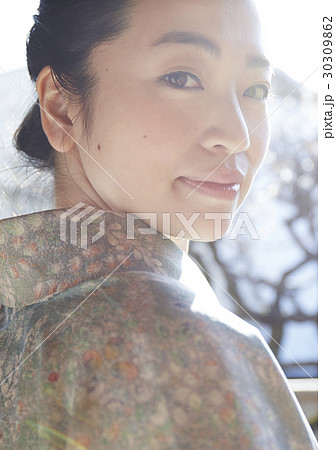 茶道を愉しむ女性 茶道を愉しむ女性 30309862